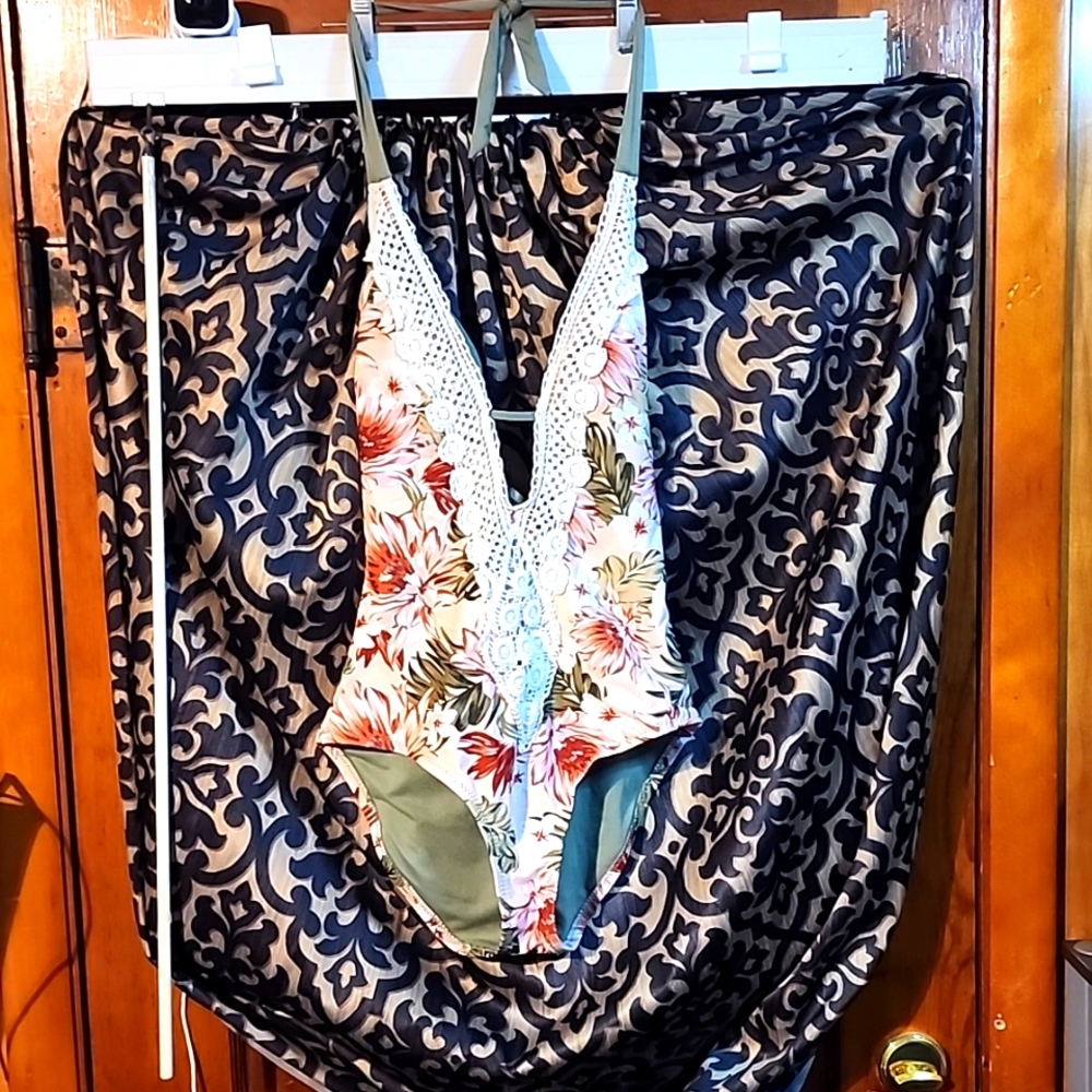 Women's size small floral print Kona Sol one-piece bathing suit NWOT